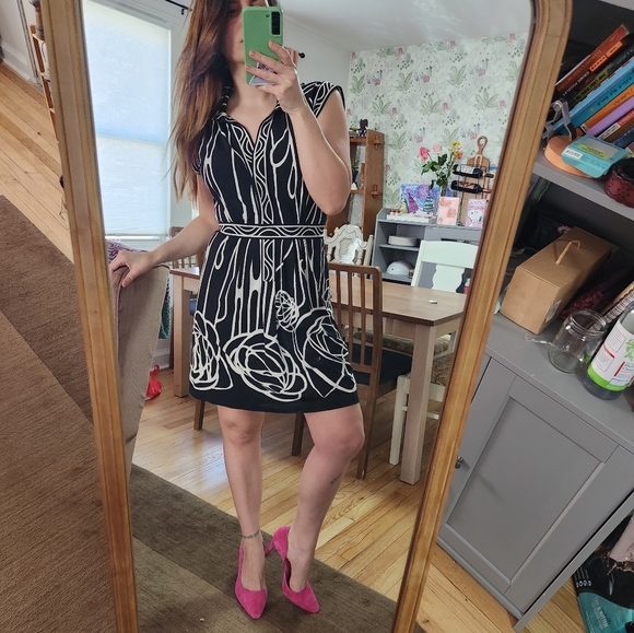 BCBG Black and White Stretchy Midi/ Mini Dress size Medium - Picture 3 of 12